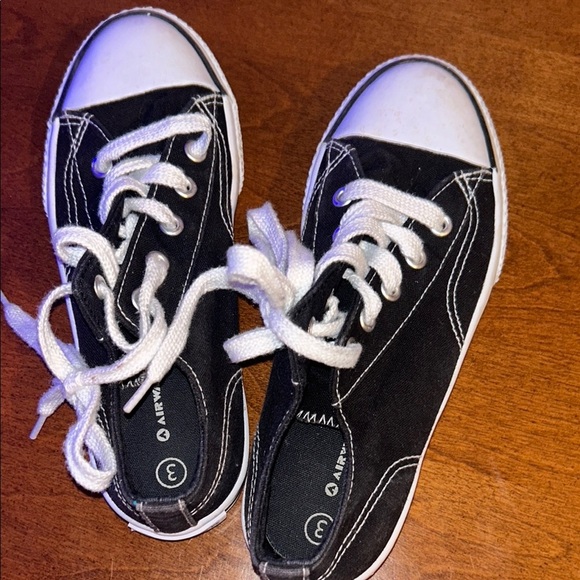 Unisex Airwalk Black and White Canvas Sneakers Timeless Design - Picture 1 of 12